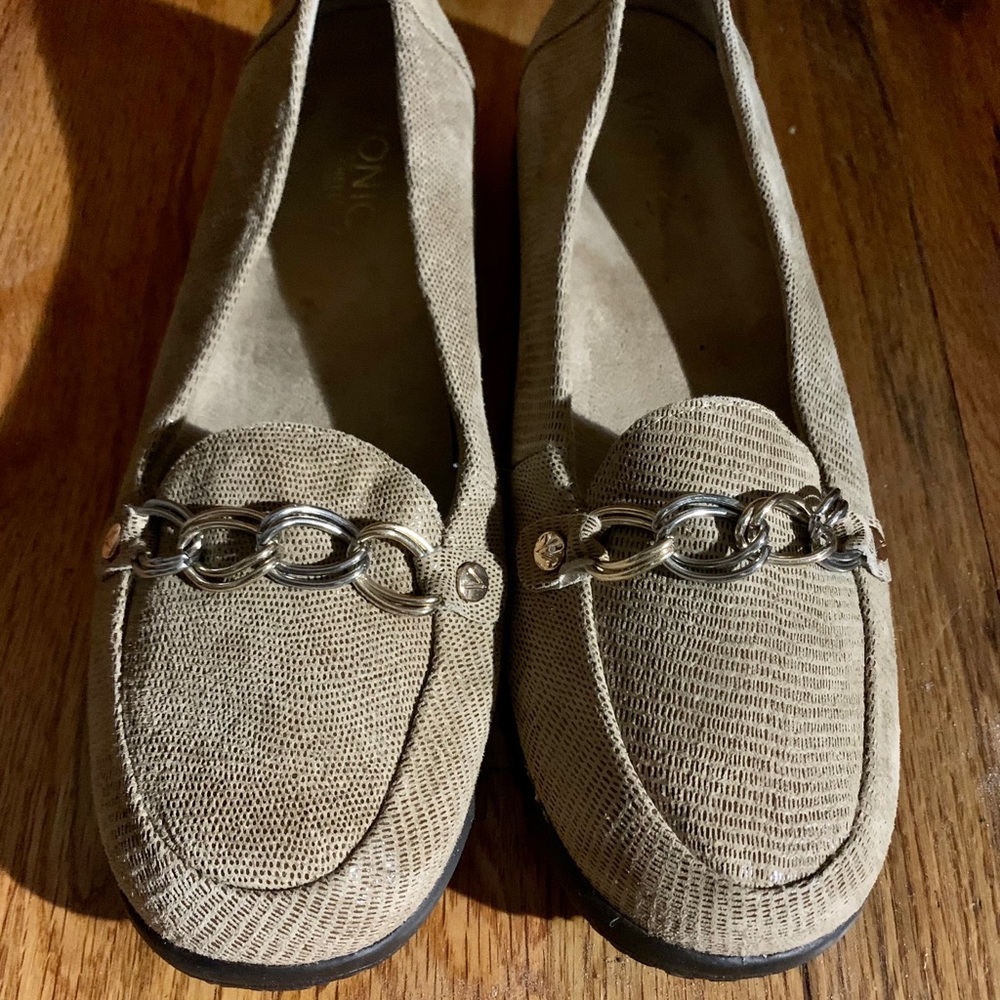 VIONIC ORTHAHEEL gently worn loafers. Size 8.